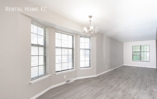 Building Photo - Roomy 3-bed 2-bath Duplex w/Fin Lower Leve...