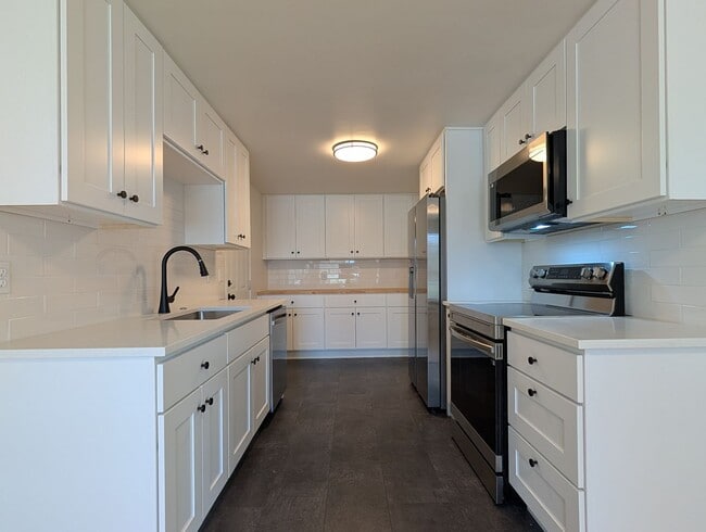 Building Photo - updated 4bed/2bath duplex near Oakway Rd