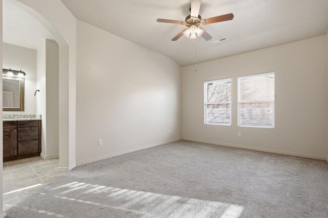 Building Photo - Beautiful Hobble Creek 4 Bed/2 Ba NEW FLOORS & PAINT