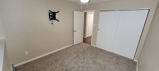 Building Photo - 809 S Circle Dr