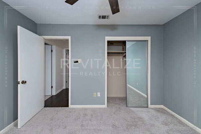 Building Photo - 3/2 Brick Home with Sunroom, Deck, and Car...