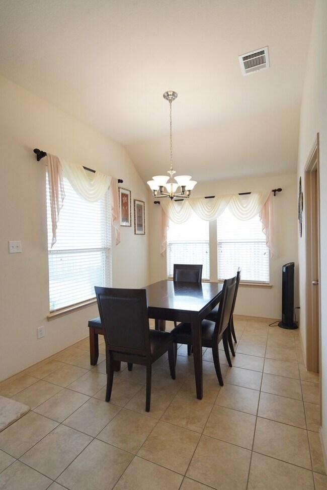 Building Photo - Spacious and well-maintained home located in the established community of Arlington!
