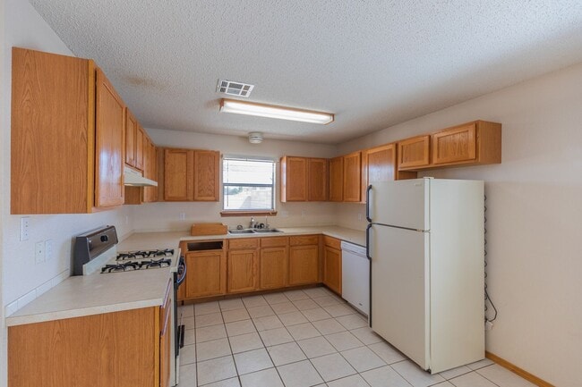 Building Photo - 3 Bedroom 2 Bath Home