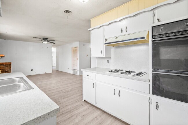 Building Photo - Cozy Home w/ Large Backyard, Minutes from TTU