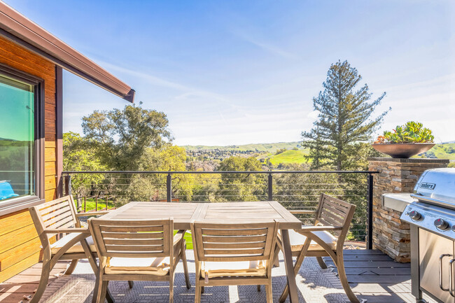 Building Photo - 30 Castlewood Dr