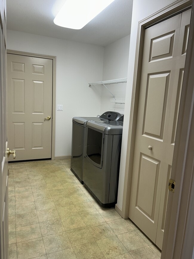 Building Photo - 129 Ivy Ln