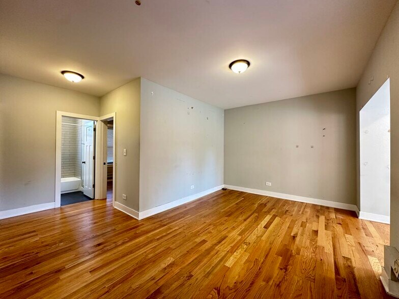 Building Photo - 4433 N Wolcott Ave