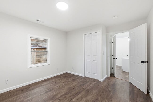 Building Photo - Fully Updated 2-Bed with Modern Finishes