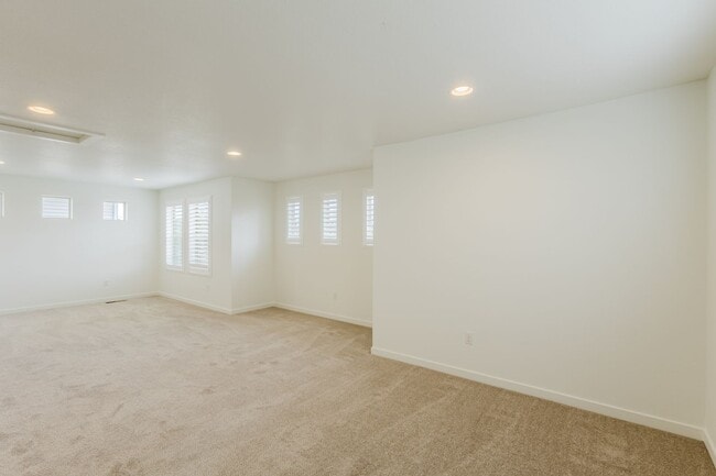 Building Photo - 2656 Champagne Ave