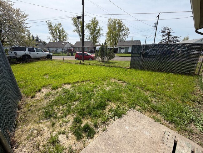 Building Photo - 2 Bedroom 1 bath tri-plex