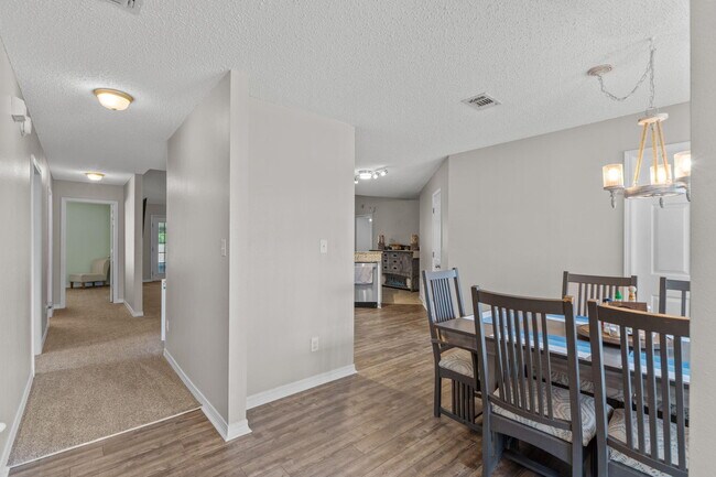 Building Photo - 7613 Marthas Way