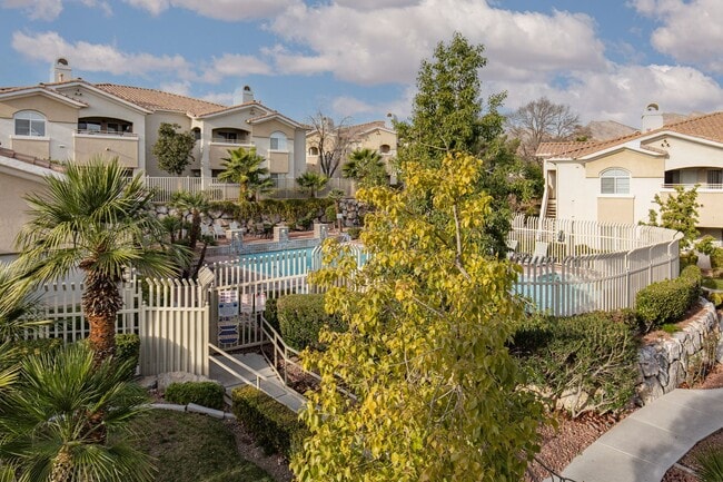 Building Photo - Fully furnished luxury 3br townhome with garage in gated Summerlin community