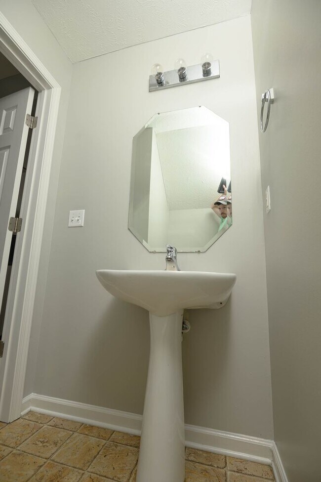 Building Photo - Lee Crossing Neighborhood, Easy access to ...