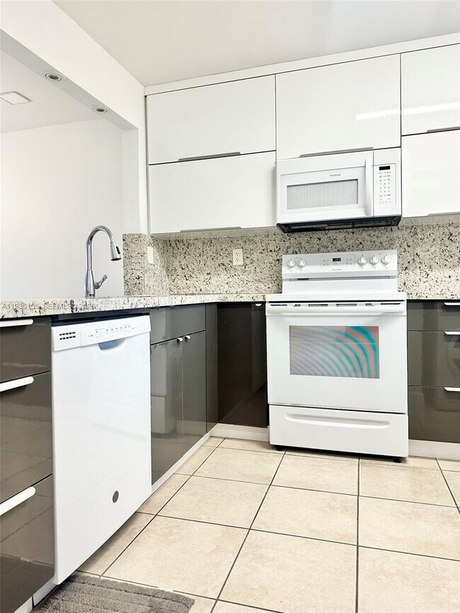 Building Photo - 10315 NW 9th St Cir