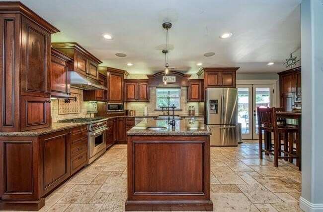 Building Photo - SE Visalia Spacious home coming soon!