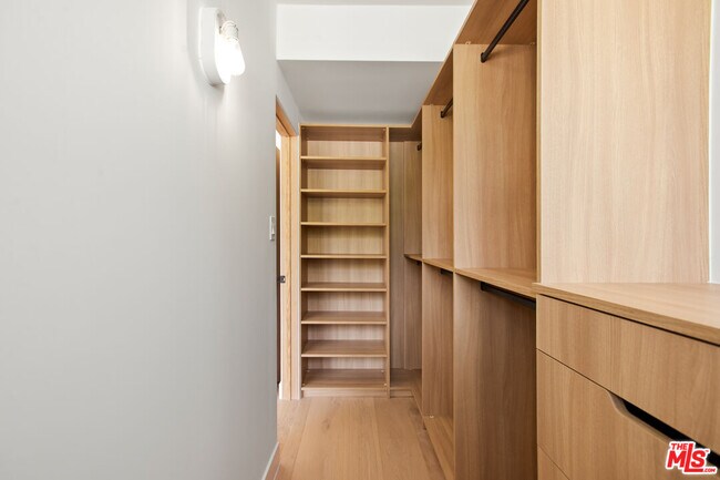 Building Photo - 8787 Shoreham Dr