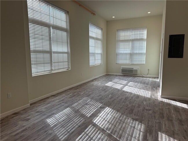 Building Photo - 327 Pine St