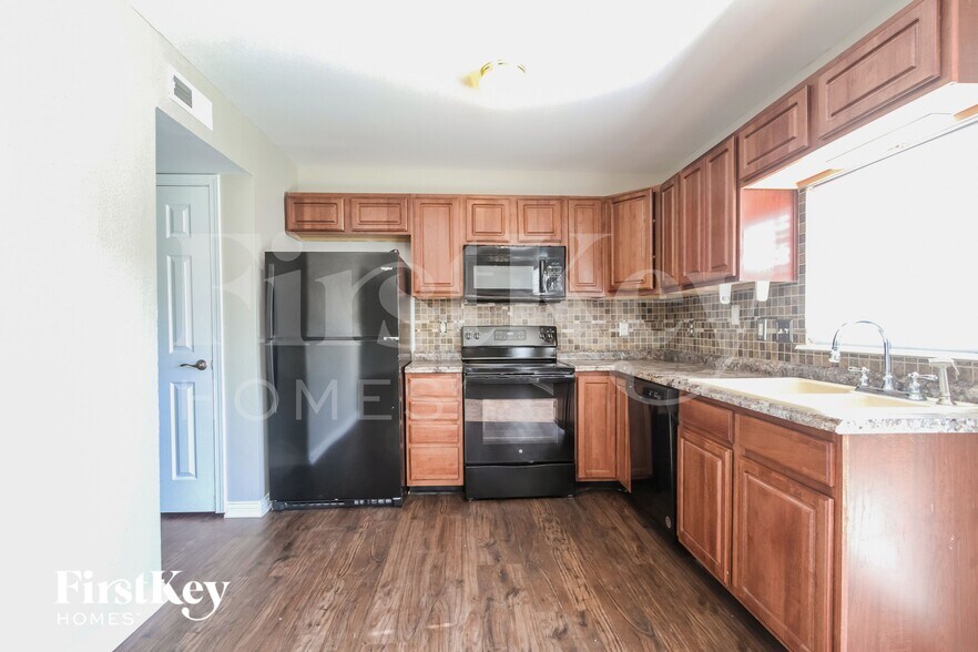 Building Photo - 2814 Rothe Ln