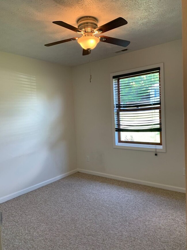 Building Photo - * RE-RENTAL AVAILABLE ON 5/26/26 * 3 Bedroom 1 Bath House