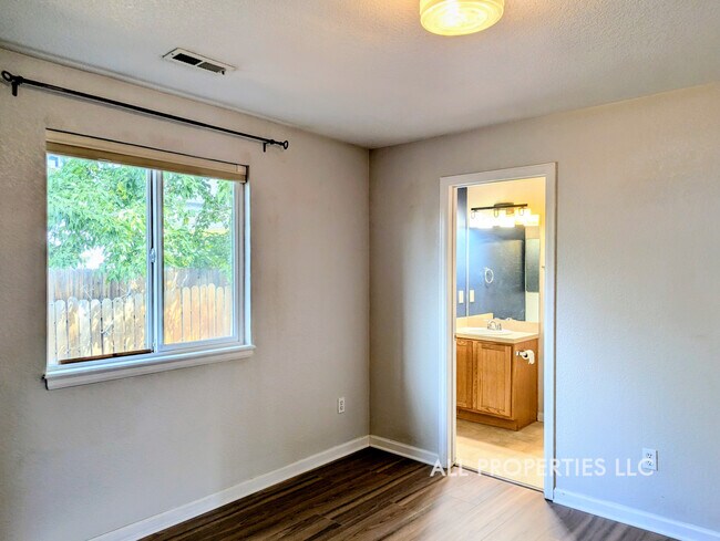 Building Photo - 1617 W 39th Ave