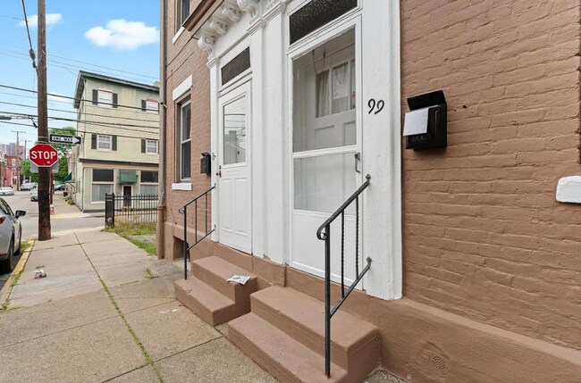 Building Photo - Beautiful 2 Bedroom home in South side ava...