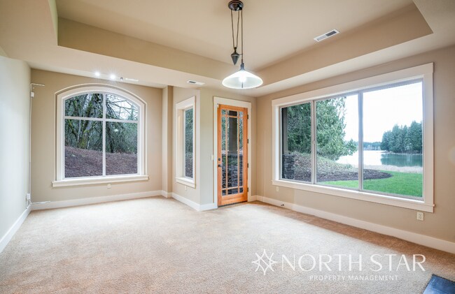 Building Photo - Gorgeous, Gated and Lake Front in Oregon City