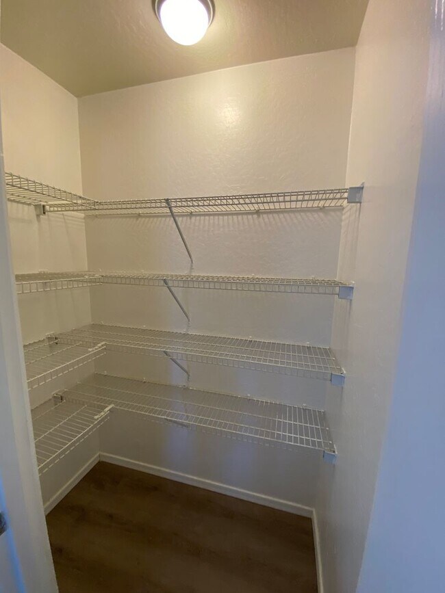 Building Photo - 4 Bedroom, 3 bath, two story with loft in ...