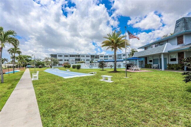 Building Photo - 2223 Park Ln