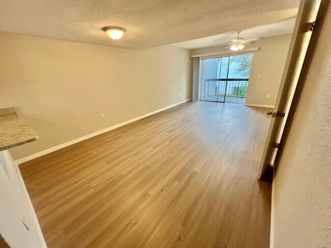 Building Photo - $1,581 - 2 Beds / 1.5 Baths - Condo - Comp...