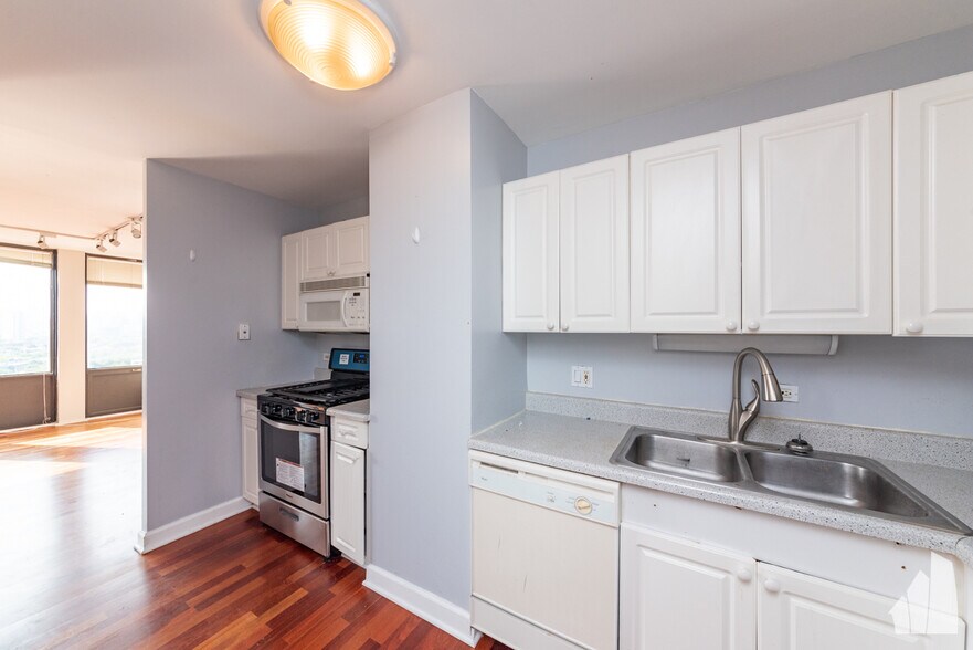 Building Photo - 444 W Fullerton Pky