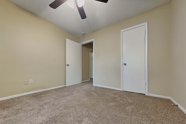 Building Photo - 11 Brentwood Oaks Ct
