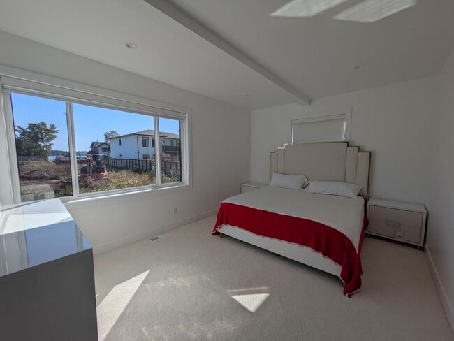 Building Photo - View of the Bay! 3 Bed 3.5 Bath with Garage!