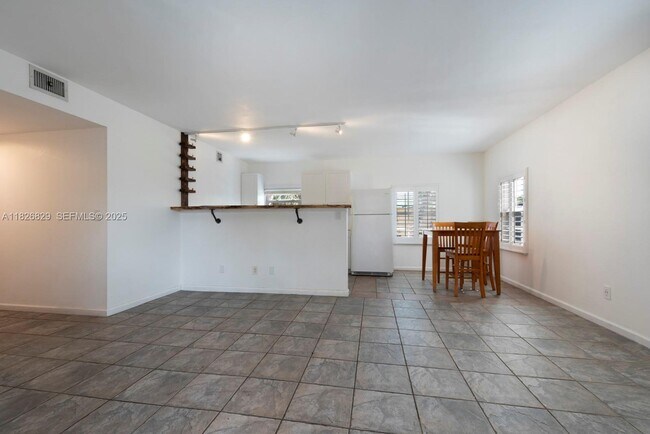 Building Photo - 1405 Miami Rd