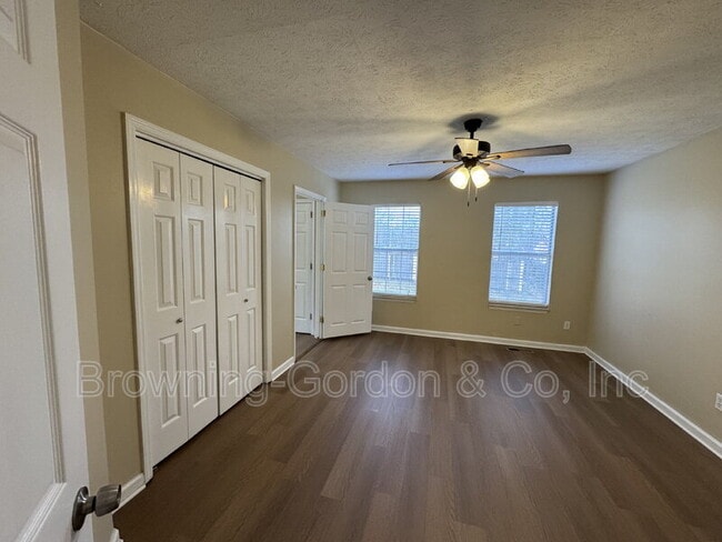 Building Photo - 1111 Cedarhill Ct