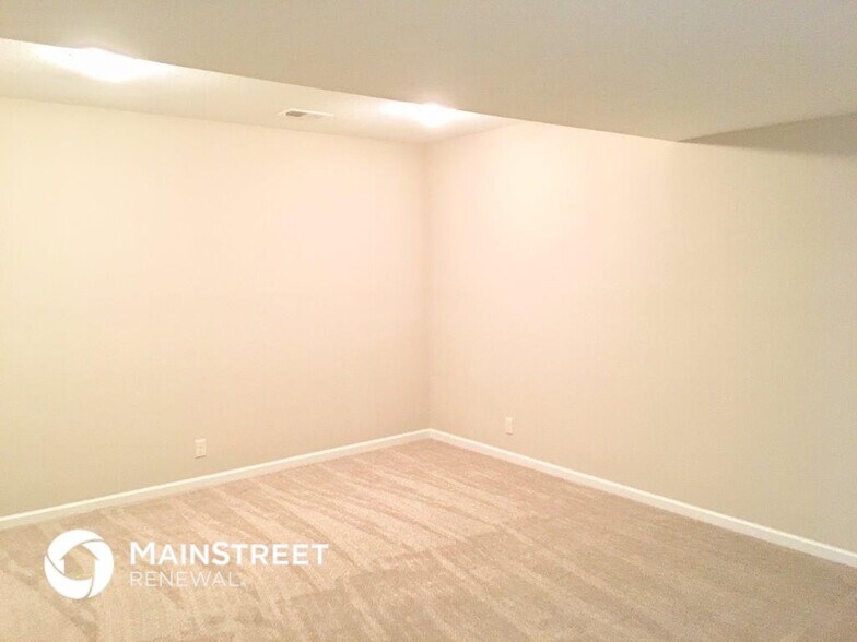 Building Photo - 516 S Poplar St