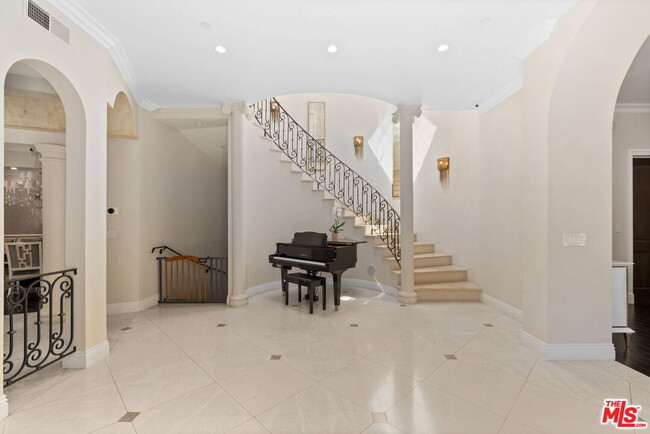 Building Photo - 1465 Robmar Dr
