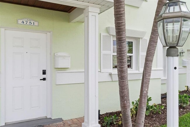 Building Photo - 4751 Coquina Key Dr SE