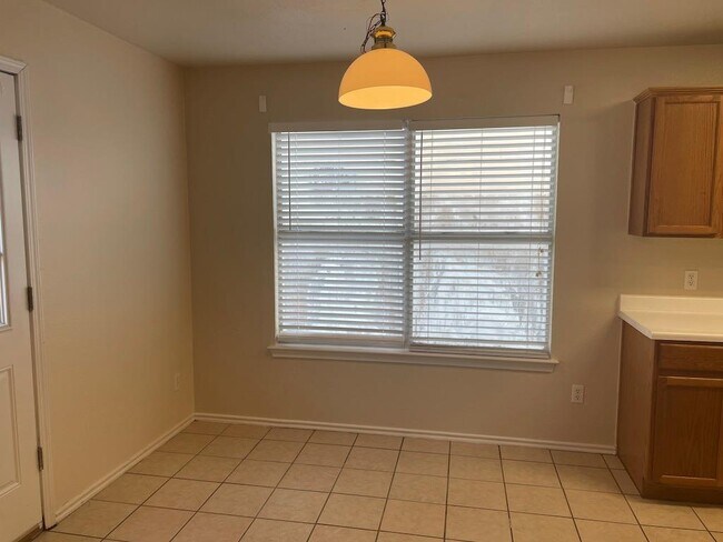 Building Photo - 1033 Christopher Ave