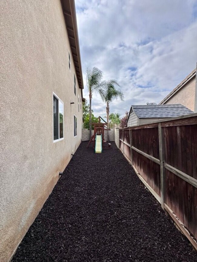 Building Photo - Discover this beautifully upgraded 5 bedro...