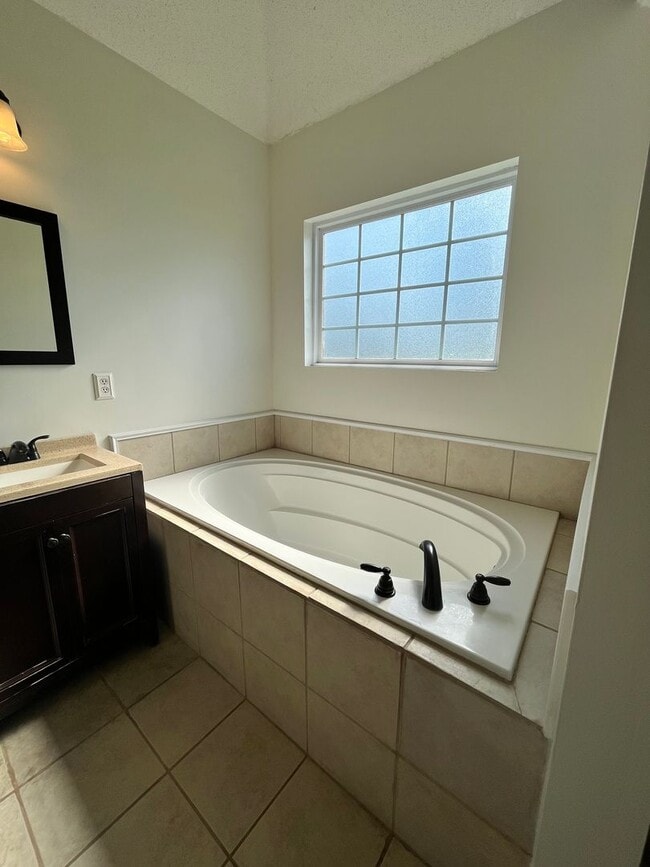 Building Photo - 715 Sark Dr