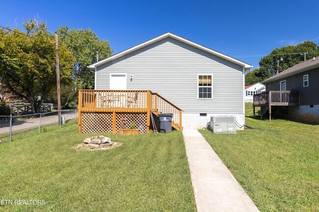 Building Photo - 524 Midlake Dr NE