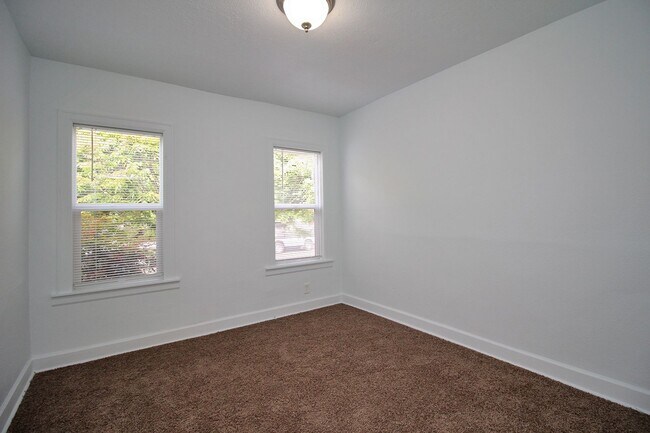 Building Photo - Adorable Remodeled Mississippi 1 Bedroom Apartment in Charming Courtyard Complex