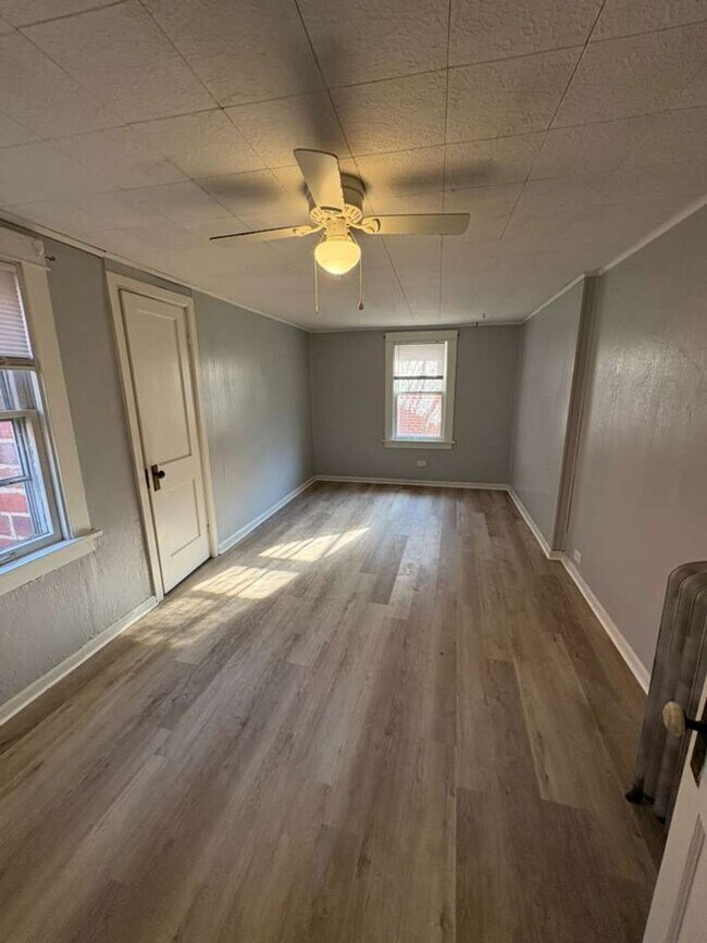 Building Photo - Cozy & Convenient Euclid Home Near Lake Erie