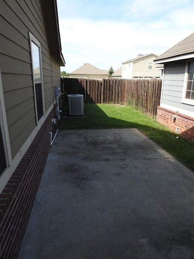 Building Photo - Craftsman style 3 bedroom 2 bath Home - Avail NOW!