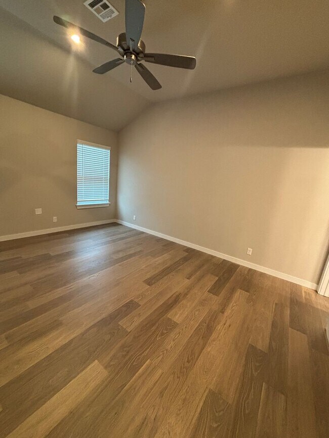 Building Photo - Beautiful New Duplex!