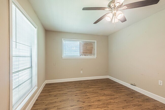 Building Photo - 128 N Washington St