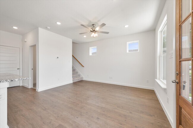 Building Photo - 1215 Chestnut Ct