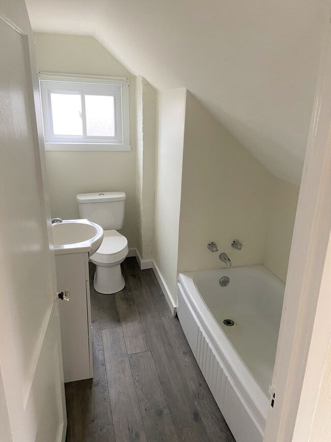 Building Photo - Recently Updated 3 Bedroom Cape Cod Home in Lincoln Place.  Available August.