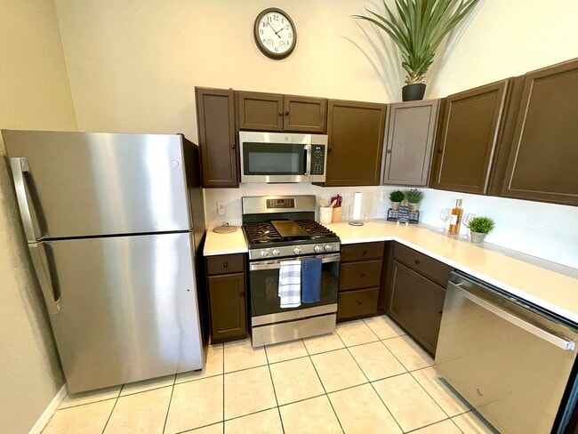 Building Photo - Luxurious Fully Furnished 3 Bedroom Home with Garage!