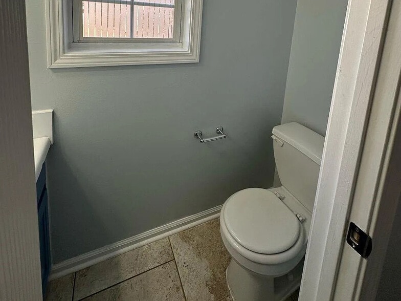 Building Photo - Room in House on Lakeview Rd